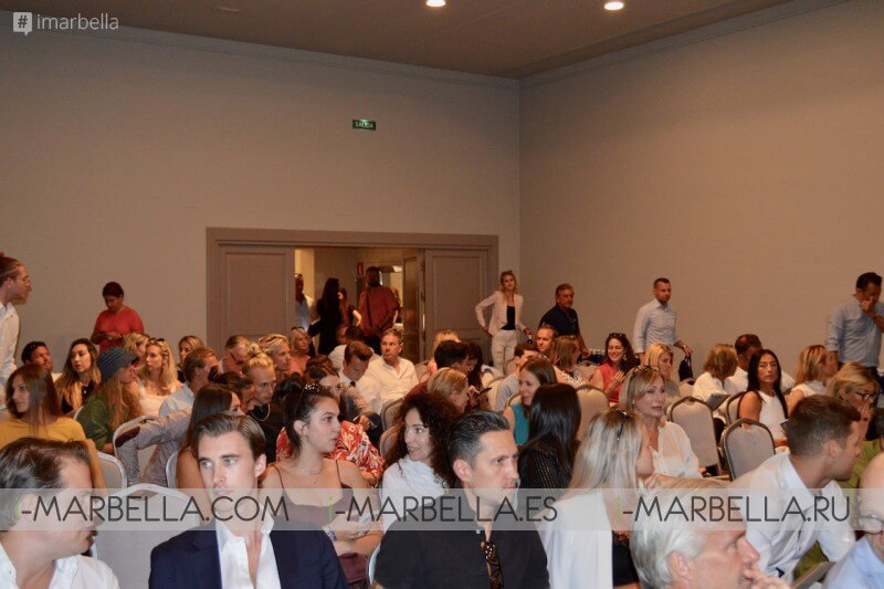 Crowd arriving to the Tim Storey Seminar in Marbella